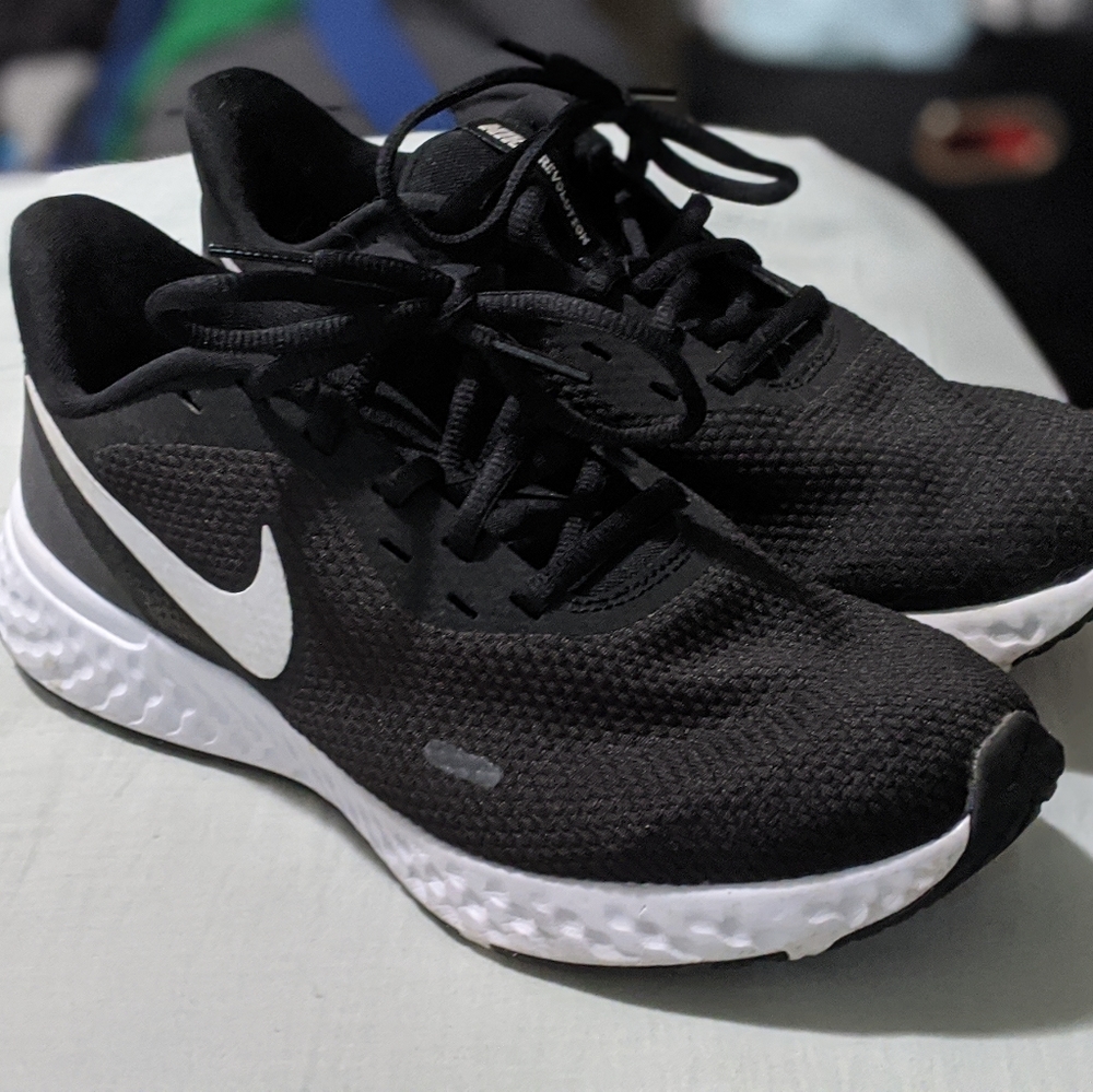 Nike revolution 5 running shoes 7 1/2 wide